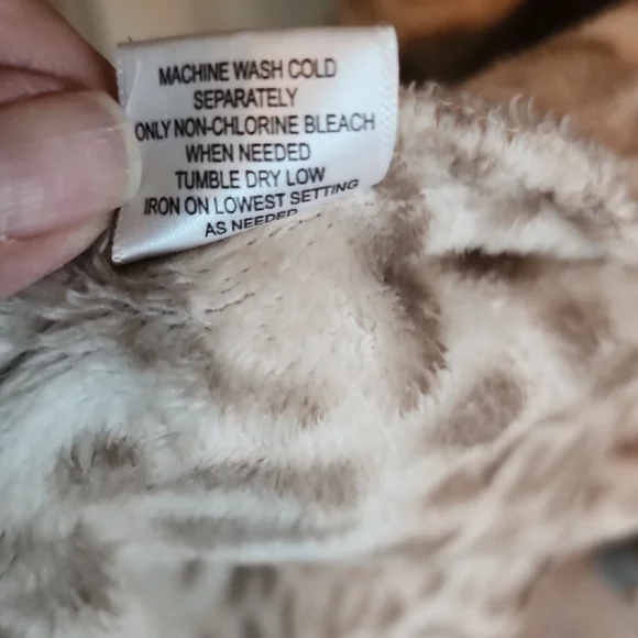 Natori Animal Print Plush Robe - Picture 6 of 8